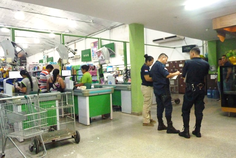 Anoche ocurrió asalto en un supermercado de este distrito.