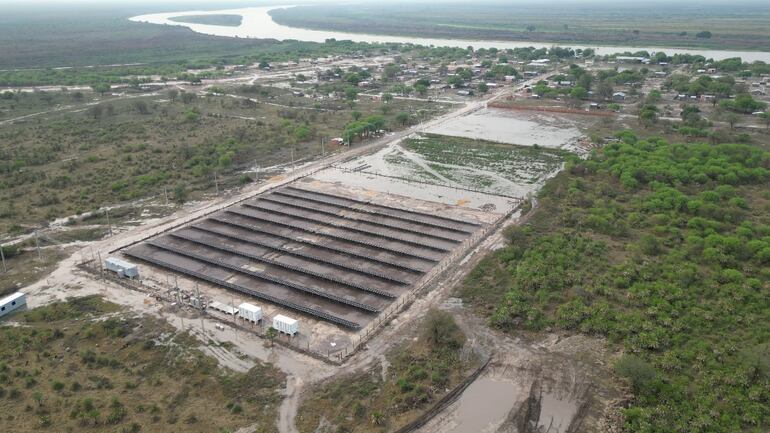 Paneles solares fotovoltáicos en Puerto Esperanza, Chaco.