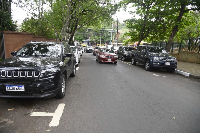 En la calle Padre Cardozo, ahora se estaciona en ambos lados y ya solo puede circular una fila de autos.