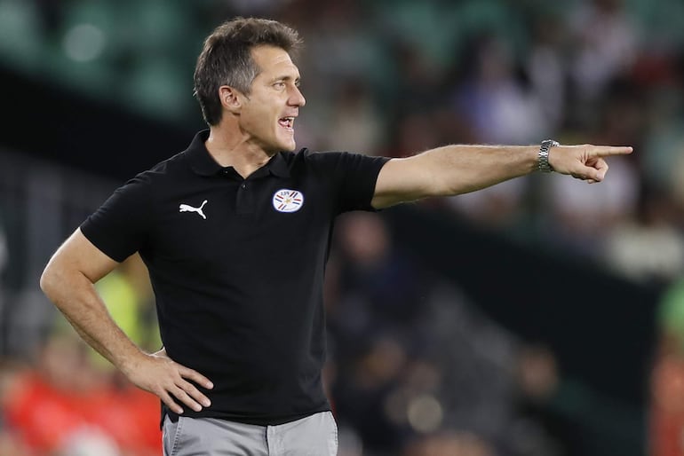 Guillermo Barros Schelotto, entrenador argentino que conduce a la selección paraguaya.