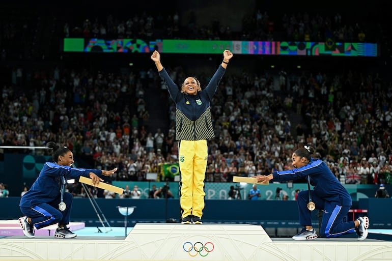 Simone Biles (plata), Rebeca Andrade (oro) y Jordan Chiles (bronce) celebran en el podio.