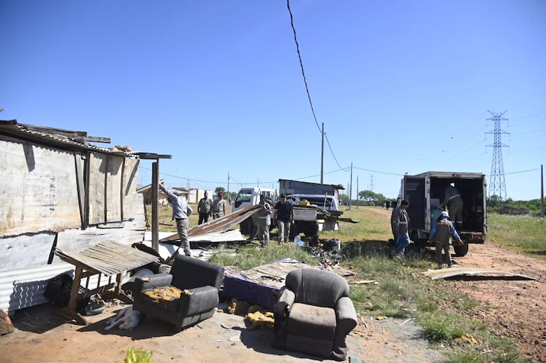 Pertenencias de los ocupantes en zona de la Costanera Norte de Asunción.