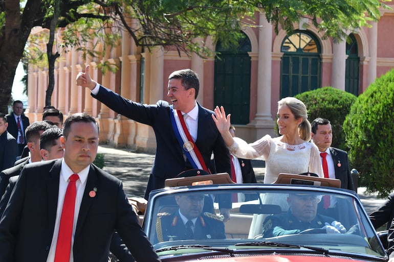 El nuevo presidente de la República, Santiago Peña, y la primera dama, Leticia Ocampos.