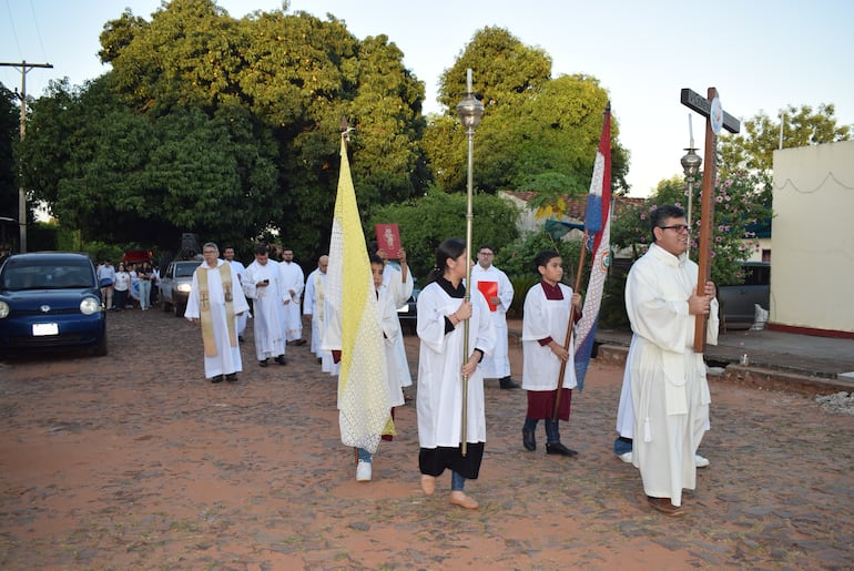 El Párroco Osmar López porta la cruz de los Peregrinos de la Esperanza en el Año del Jubileo.