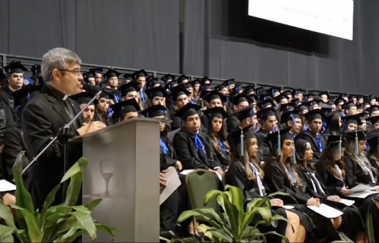 Narciso Velázquez, en el acto de graduación de la Universidad Católica, ayer. Habló sobre títulos de dudosa procedencia y las obligaciones de las casas de estudios superiores.