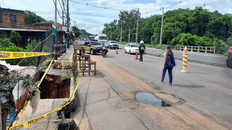 Transeúntes caminan sobre la calzada, debido a que la vía peatonal fue afectada por las erosiones.