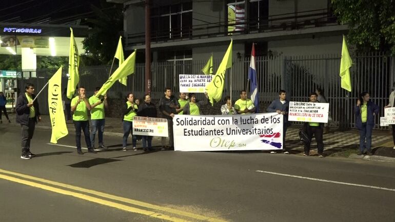 Un grupo de docentes nucleados en al OTEP SN también acompañó la marcha estudiantil.