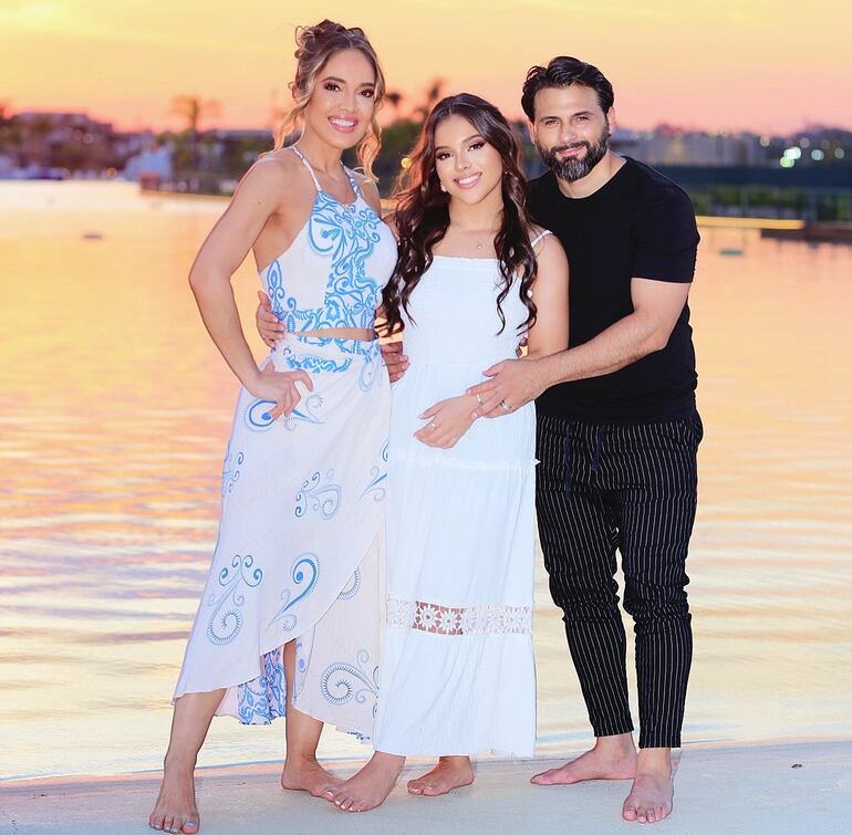 La quinceañera Valentina junto a sus padres Jazmín Luraghi y Maximiliano Biancucchi.