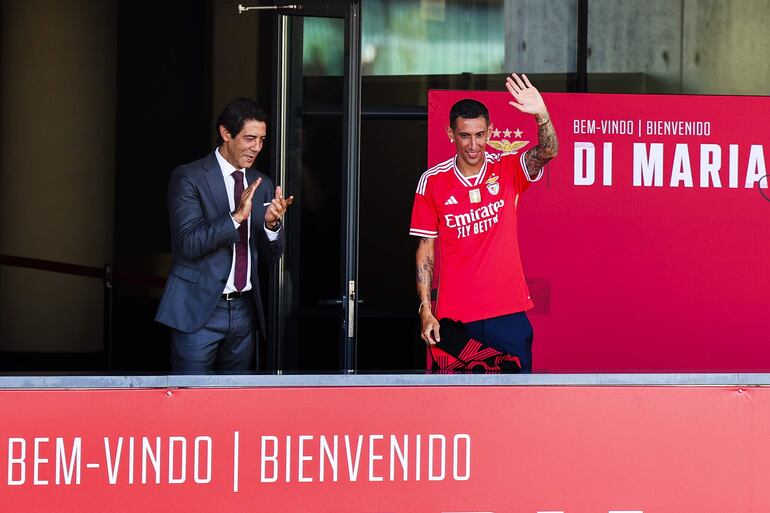 El presidente del Benfica, Rui Costa (L), acompañado por el nuevo jugador del Benfica, Angel Di Maria, quien regresa al club 13 años después de dejar Luz, durante la presentación en el estadio Luz en Lisboa, Portugal, el 6 de julio de 2023.