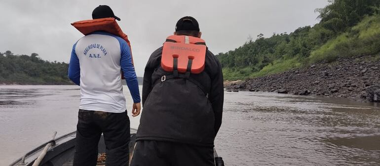 La búsqueda se centra en el río Paraná donde fueron encontrados los dos cuerpos.