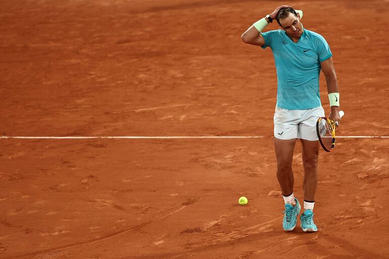 El español Rafael Nadal durante el partido contra el alemán Alexander Zverev por la primera ronda del Roland Garros, en París, Francia.