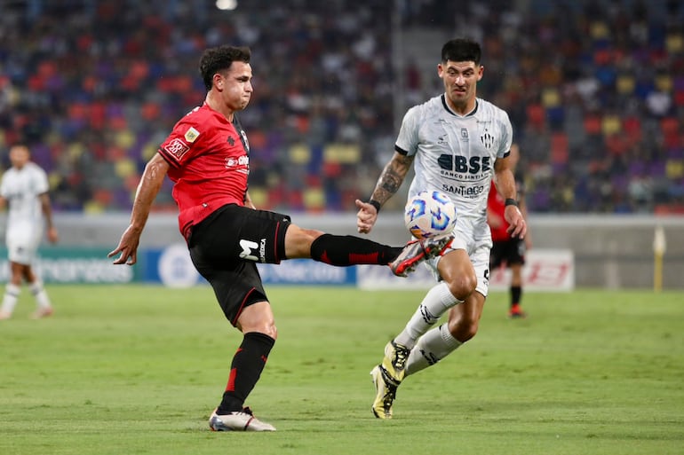 José Florentín (d), en acción durante el partido de anoche contra Newell's