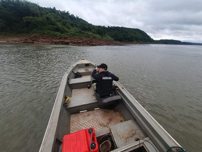 El personal del Área Naval del Este intensifica búsqueda de niña en el río Paraná.