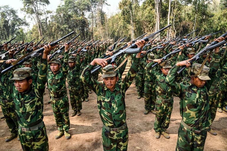 Combatientes rebeldes birmanos durante un ejercicio de entrenamiento en el estado de Shan, en marzo de este año.