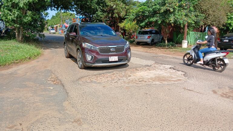 Una camioneta a punto de pasar por un gran hundimiento sobre la avenida Fabian Ojeda.