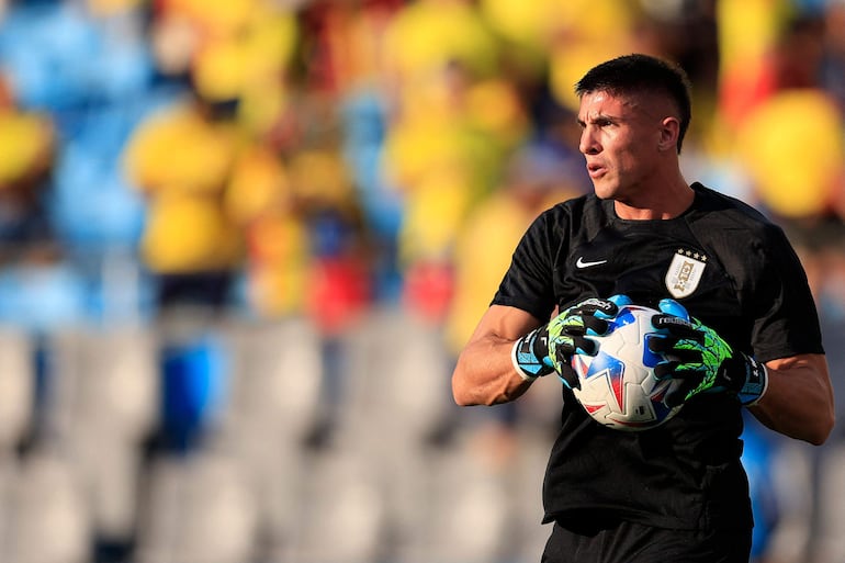 CHARLOTTE, NORTH CAROLINA - JULY 10: Sergio Rochet of Uruguay warms up prior to the CONMEBOL Copa America 2024 semifinal match between Uruguay and Colombia at Bank of America Stadium on July 10, 2024 in Charlotte, North Carolina.   Buda Mendes/Getty Images/AFP (Photo by Buda Mendes / GETTY IMAGES NORTH AMERICA / Getty Images via AFP)