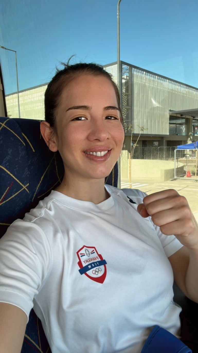 Selfie de la paraguaya Yennifer Servín (28 años) camino a la villa Panamericana, hoy entra en acción el Karate en Chile.