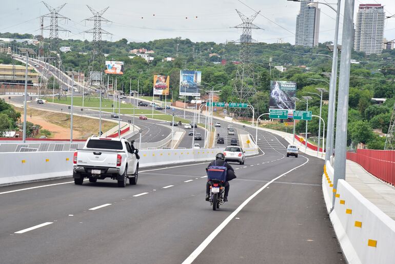 Conexión del puente Héroes del Chaco con Asunción. Puede haber caos vehicular en este lugar.