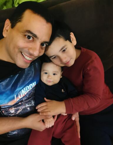 Rubén Darío Orué con sus hijos más pequeños, Matías y Santiago.