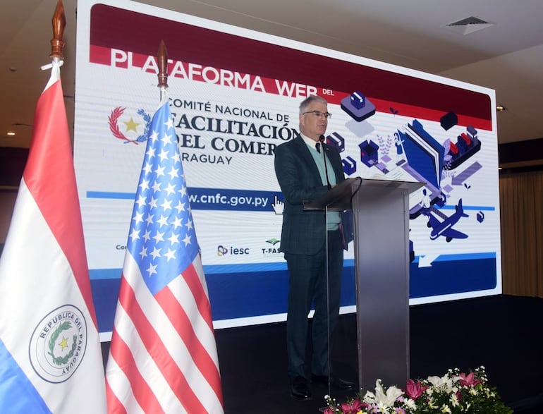 El embajador de los EEUU en Paraguay, Marc Ostfield, durante su disertación en el marco del lanzamiento de la plataforma web del Comité Nacional de Facilitación del Comercio