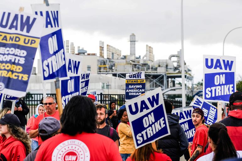 Miembros de la UAW realizando manifestaciones en reclamo de sus derechos a las grandes compañías de automóviles de Estados Unidos.