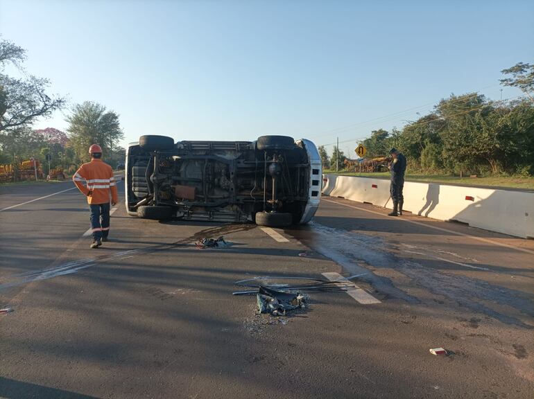 La camioneta volcada sobre la Ruta Py02, zona San José de los Arroyos.