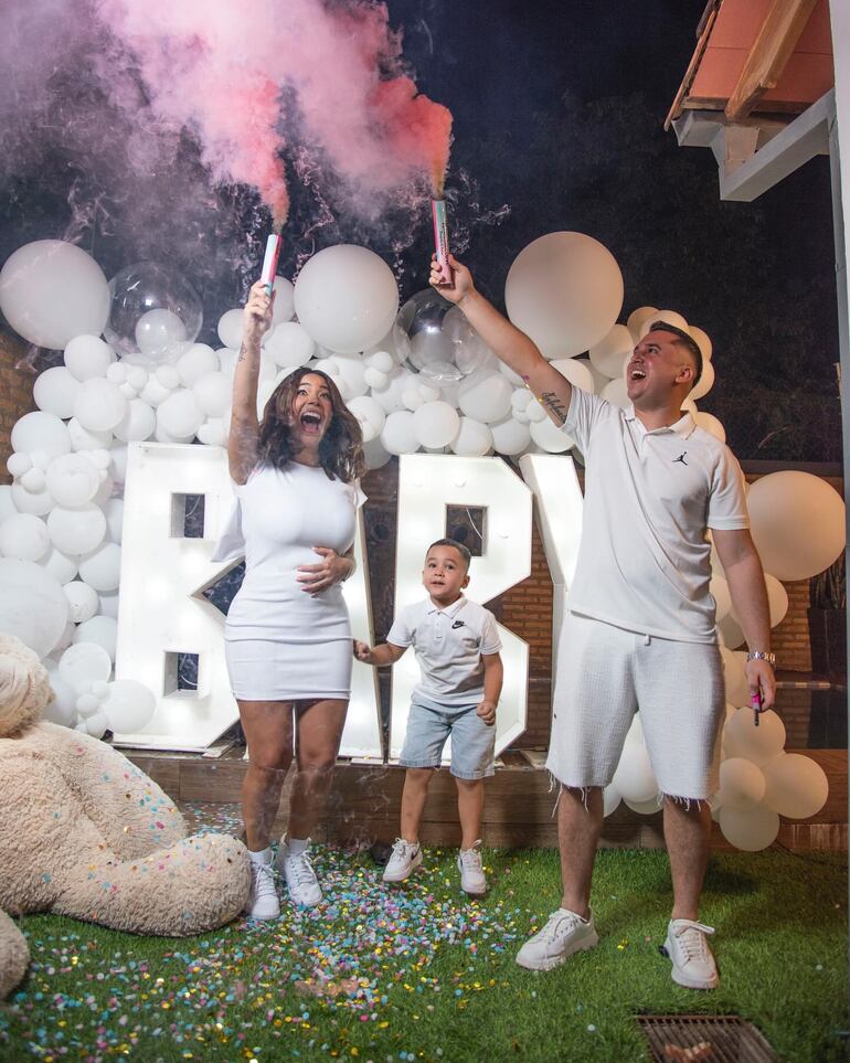 ¡Familia feliz! Los Ruiz Díaz-González revelaron que una niña pronto llegará a su hogar. (Instagram/Male González)