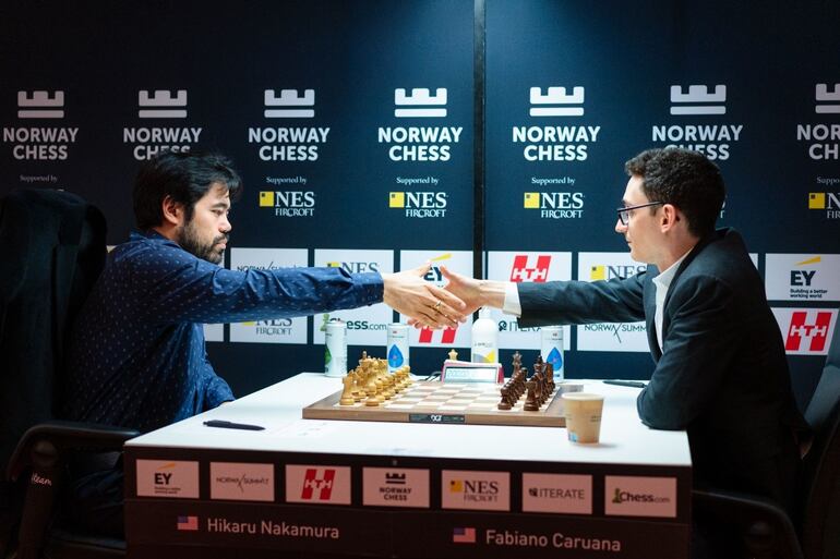 Saludo inicial de Nakamura y Caruana (Foto, Maria Emelianova Chess)