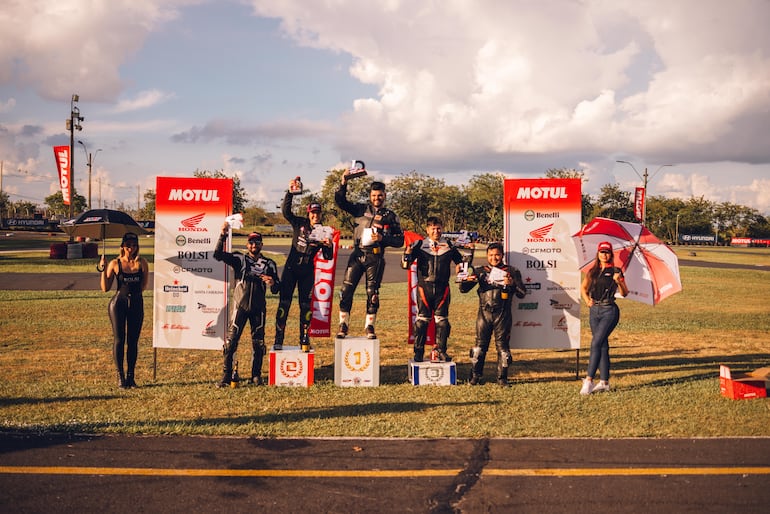 Así quedó el podio final de la GP Evo, 1) Rodrigo Rojas, 2) Nathalia Ochoa y 3) Ramón Torrez.