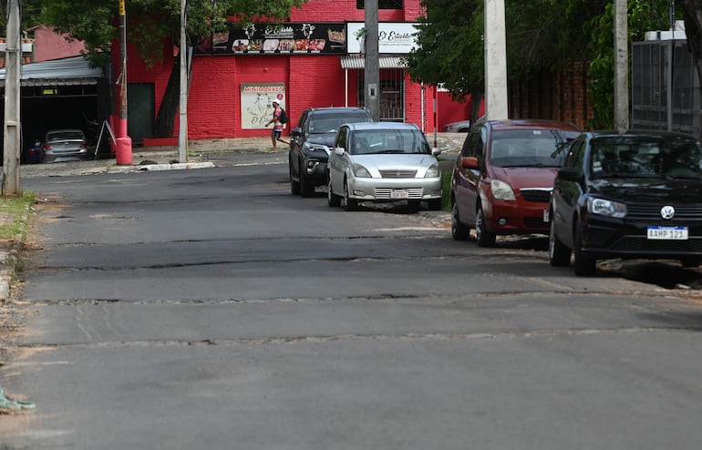 Cortes en el asfalto hecho por la Essap en la calle 6ta. entre Colón y Montevideo.