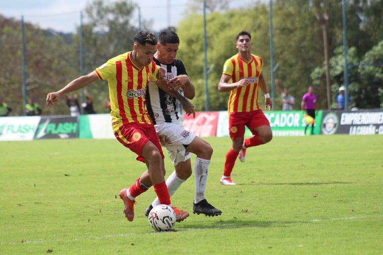 El extremo aurirrojo Derlys Cabañas intenta desbordar ante la marca del capitán albinegro Alfredo Cabrera. (Foto: Martín Ledesma)