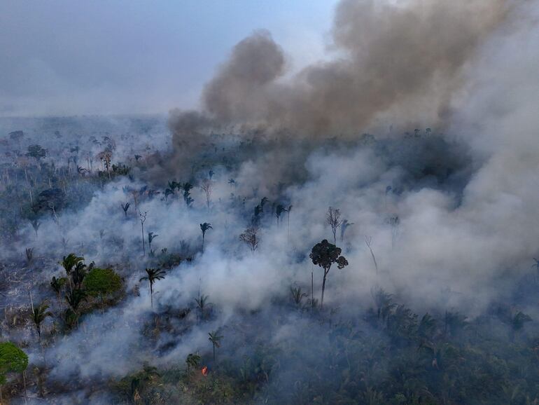 Una densa humareda cubre una zona de la Amazonía, en el estado de Amazonas, Brasil. Los incendios forestales en la Amazonía también están afectado al Pantanal región que es compartida con Bolivia y Paraguay.