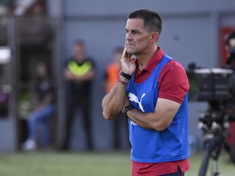 El argentino Víctor Bernay, entrenador de Cerro Porteño, en el partido frente a General Caballero por la cuarta fecha del torneo Apertura 2024 del fútbol paraguayo en el estadio Ka'arendy, en la ciudad de Juan León Mallorquín.