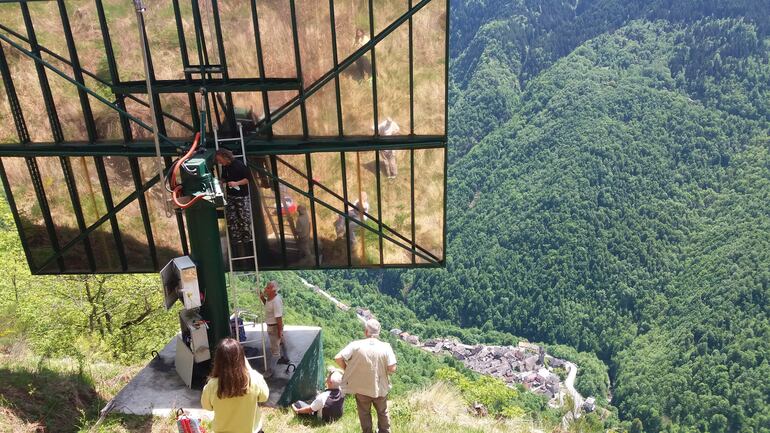 El sol se apagó en Viganella, un pequeño pueblo enclavado en los Alpes, en la región italiana de Piamonte. En realidad, lo que se ha roto es un sol artificial, un espejo que reflejaba al astro, colocado para dar luz en los tres meses de invierno en los que la localidad se queda a oscuras por la sombra de las montañas. Sus cerca de 300 habitantes celebraron aún con más alegría la tradicional fiesta de la Candelaria, el 4 de febrero, cuando el sol vuelve a aparecer en el Valle d'Ossola, después de los 83 días en los que no han podido contar con el sol artificial creado por el golpe de ingenio de Pier Franco Midali, alcalde del pueblo entre los años 1990 y 2000. El espejo pesa 11 toneladas y una superficie de reflexión de 40 metros cuadrados y se instaló sobre la ladera de una de las montañas que rodean Viganella.