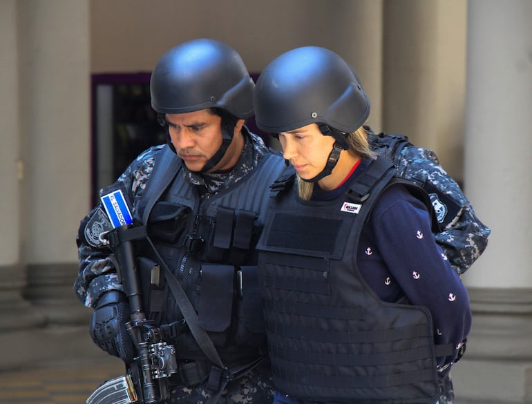 Margaret Lizeth Chacón (d) tras su detención hoy en una sede policial en San Salvador (El Salvador). Wilber Rodríguez. EFE/ PNC