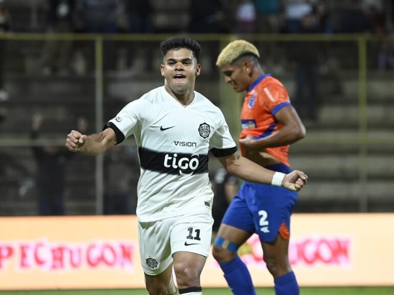 Rodney Redes, futbolista de Olimpia, celebra un gol en el partido frente al 2 de Mayo de Pedro Juan Caballero por la novena fecha del torneo Clausura 2024 del fútbol paraguayo en el estadio Villa Alegre, en Encarnación.