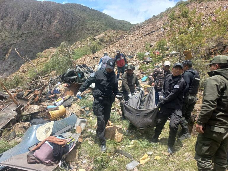 Fotografía cedida por la Policía Boliviana de integrantes de la policía durante un rescate este lunes, en Potosí (Bolivia).