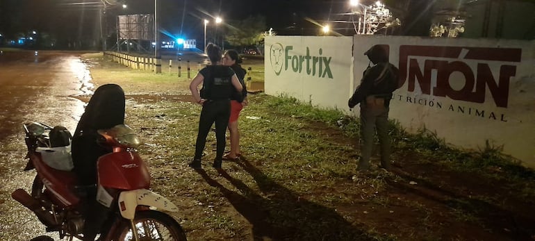 Eugenia Cardozo Arroquia siendo detenida por los agentes especiales. El procedimiento tuvo lugar ayer a las 19:30, en la calle Colectora de la Ruta PY05 "Gral. Bernardino Caballero".