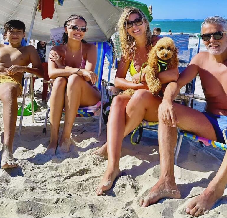 ¡Familia completa! Laura Martino, Daniel Reynal, Ian, Mía Danna y el adorable perrito de los Reynal-Martino.