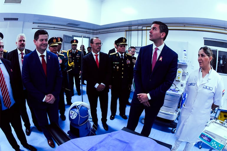 El presidente Santiago Peña y otras autoridades durante un acto en el Hospital Militar, en el que se inauguraron mejoras edilicias, este viernes.