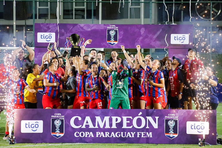 Las jugadoras de Cerro Porteño festejan con el trofeo de campeón la conquista de la primera edición de la Copa Paraguay Femenina en el estadio CARFEM, en Ypané.