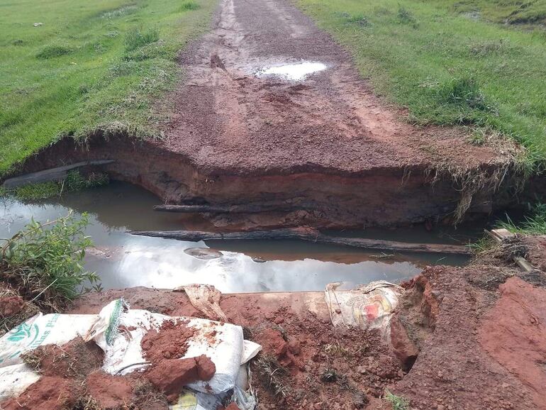 El camino vecinal de Kaundygue, tramo barrio Alemán, está cortado por la erosión causada por el agua de lluvia.