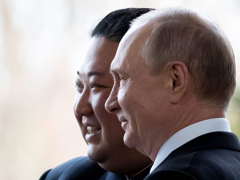 El presidente ruso Vladimir Putin (a la derecha) y el líder norcoreano Kim Jong-un durante un encuentro en Vladivostok, Rusia, en abril de 2019.