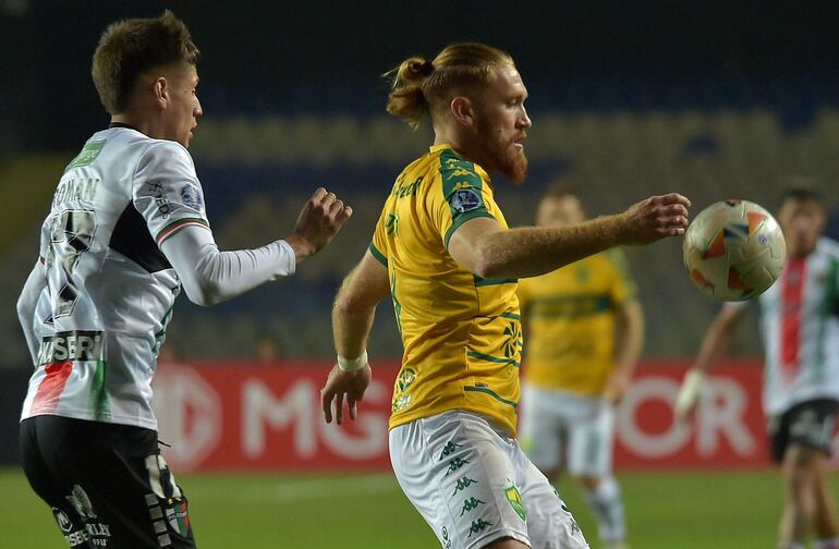 Palestino's defender Ivan Roman (L) and Cuiaba's Paraguayan forward Isidro Pitta fight for the ball during the Copa Sudamericana knockout round playoff first leg football match between Chile's Palestino and Brazil's Cuiaba at the Ester Roa Rebolledo stadium in Concepcion, Chile, on July 18, 2024. (Photo by Guillermo SALGADO / AFP)