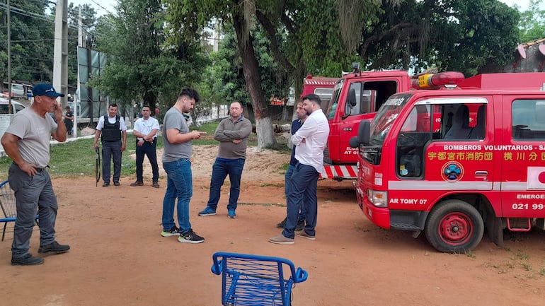 Representantes de la empresa Petrobras y los guardias privados que ingresaron al cuartel de los bomberos.