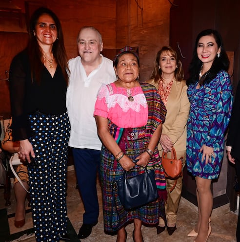 Mónica Pérez, Nicolás Darío Latourrette Bo, Rigoberta Menchú, Adriana de Ramírez y Silvia Morimoto.