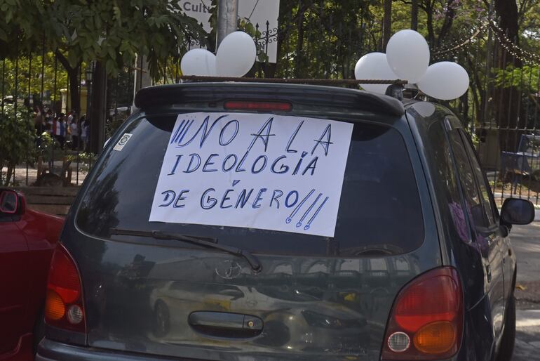 Mensaje en el vehículo de uno de los manifestantes. 