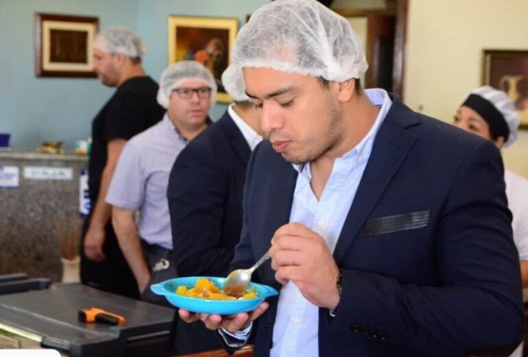 El intendente Miguel Prieto Vallejos cuando revisaba la calidad del almuerzo escolar proveído en las escuelas de Ciudad del Este.