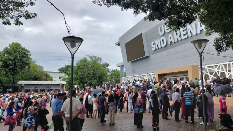 Aproximadamente 2.000 familiares de suboficiales egresados quedaron fuera de la sede donde se realizaba la ceremonia, sin poder ver el acto de sus seres queridos.