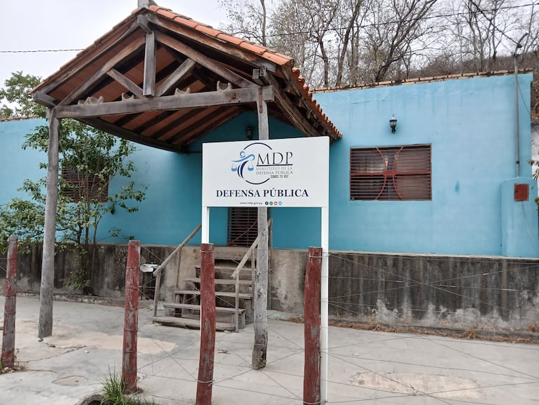 Sede del Ministerio de la Defensa Pùblica de Fuerte Olimpo, donde fue rescatado el niño, para mañana ser llevado hasta la localidad de Ypane en el departamento central.